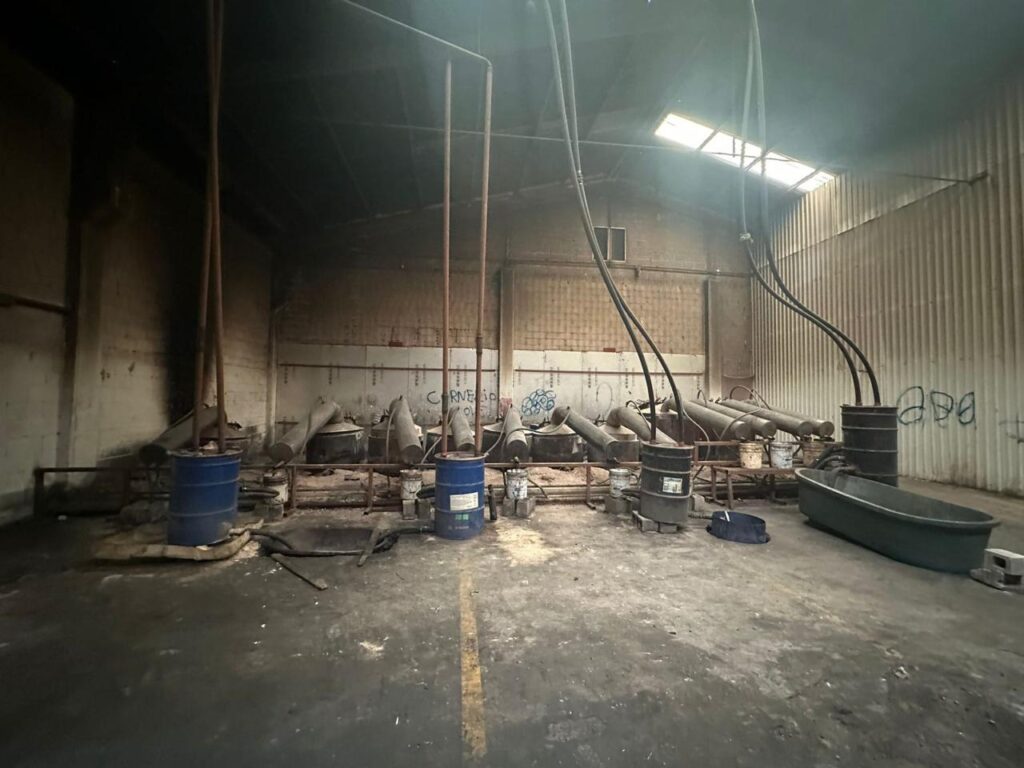 Dos laboratorios clandestinos dedicados a la elaboración de precursores químicos para cristal fueron asegurados en Escobedo por autoridades federales bajo el mando de Omar García Harfuch.