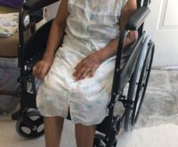 Mujer adulta mayor sentada en una silla de ruedas, fotografía aportada para ilustrar la nota de trámites municipales en Ciénega de Flores