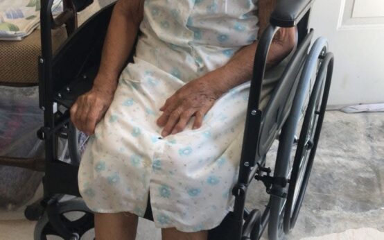 Mujer adulta mayor sentada en una silla de ruedas, fotografía aportada para ilustrar la nota de trámites municipales en Ciénega de Flores
