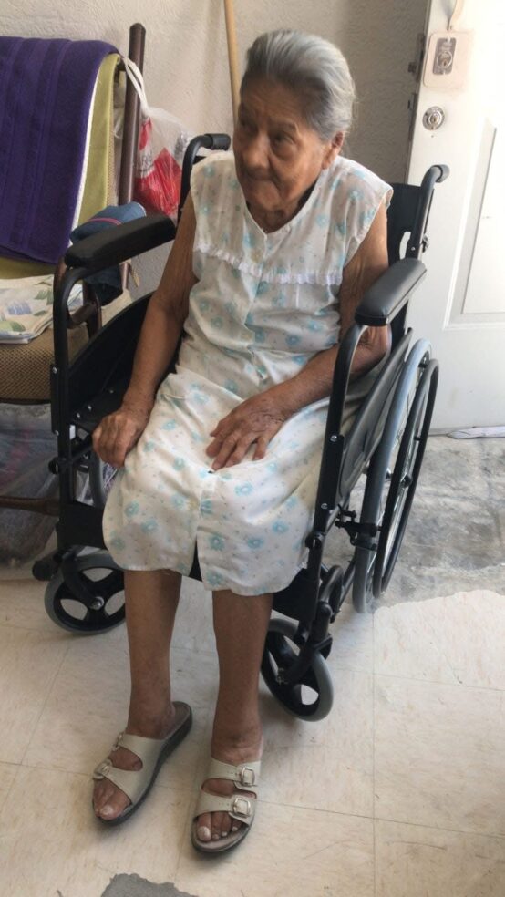 Mujer adulta mayor sentada en una silla de ruedas, fotografía aportada para ilustrar la nota de trámites municipales en Ciénega de Flores