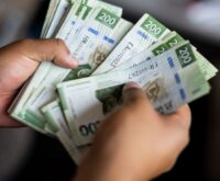 Billetes de 200 pesos mexicanos en fotografía de archivo que ilustra las reglas de pensiones del IMSS