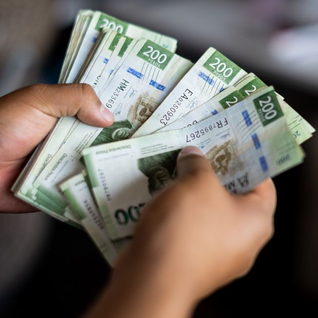 Billetes de 200 pesos mexicanos en fotografía de archivo que ilustra las reglas de pensiones del IMSS