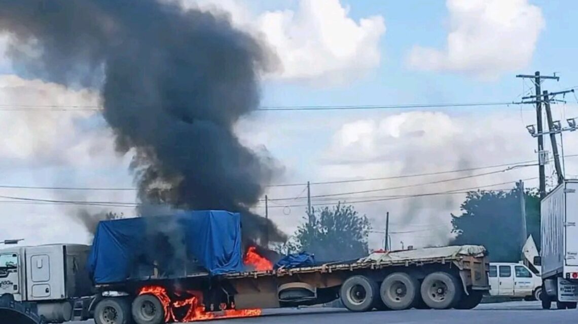 Vehículos de carga utilizados durante los bloqueos registrados en Matamoros Tamaulipas el 29 de octubre de 2026