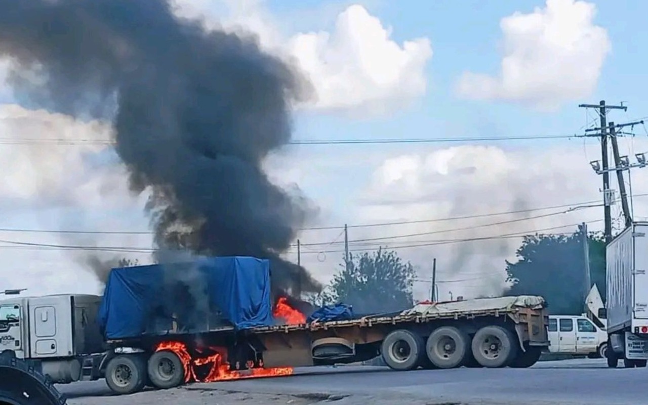 Tránsito afectado por vehículos de carga durante bloqueos en Matamoros el 29 de octubre de 2026
