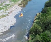 Helicóptero de rescate sobre el río Pesquería durante la búsqueda de joven arrastrado por la corriente el 21 de octubre de 2026