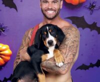 Mitch, bombero australiano, posa con un cachorro para el calendario benéfico 2027