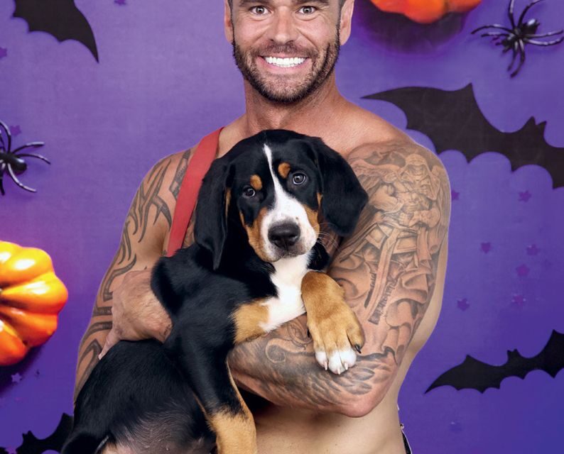 Mitch, bombero australiano, posa con un cachorro para el calendario benéfico 2027