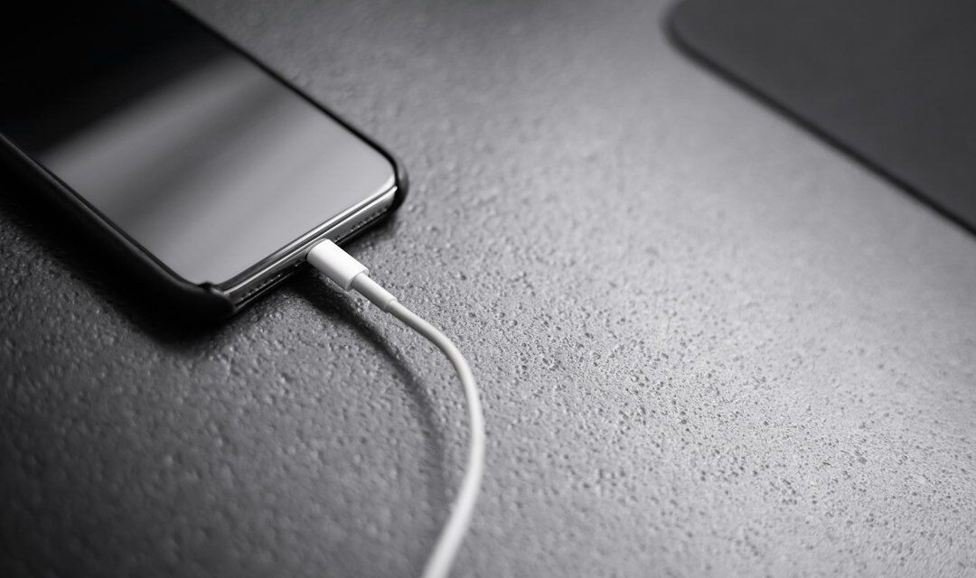 Teléfono móvil conectado a un sistema de carga