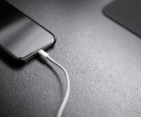 Teléfono móvil conectado a un sistema de carga