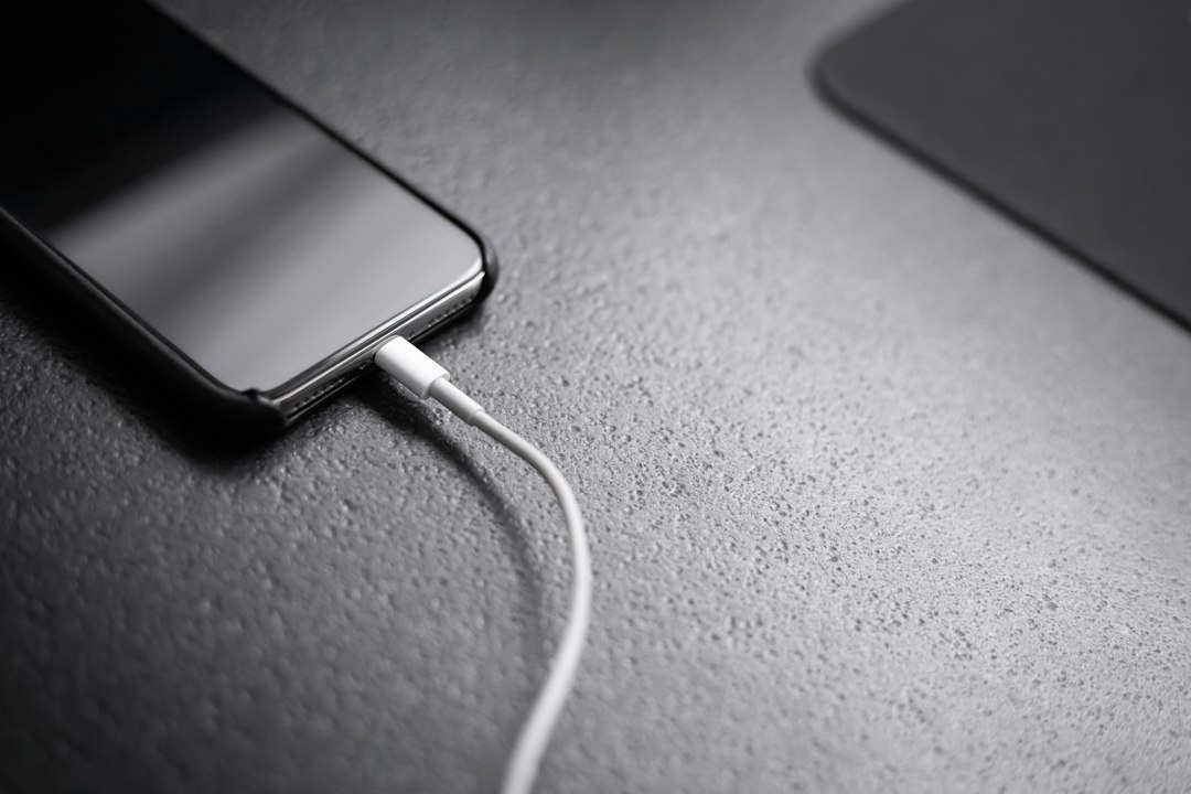 Teléfono móvil conectado a un sistema de carga