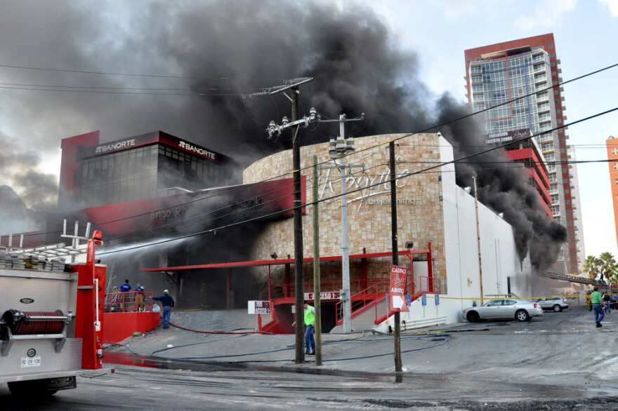Humo sale del Casino Royale en Monterrey durante el ataque incendiario del 25 de agosto de 2011.