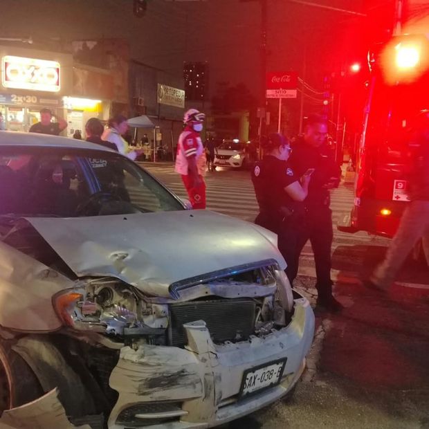 Vehículo particular dañado y personal de emergencia en el choque con una patrulla en Pino Suárez y 15 de Mayo, 21 de octubre.