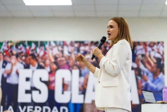 Clara Luz Flores durante un acto político en Nuevo León en 2026