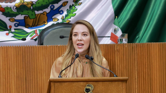 La diputada Claudia Chapa en la tribuna del Congreso de Nuevo León.