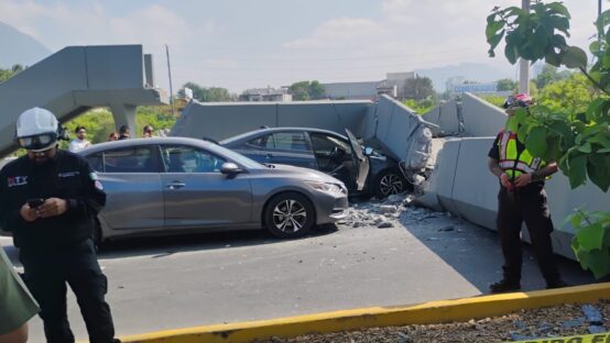 Puente peatonal colapsado sobre vehículos en avenida Constitución en Monterrey
