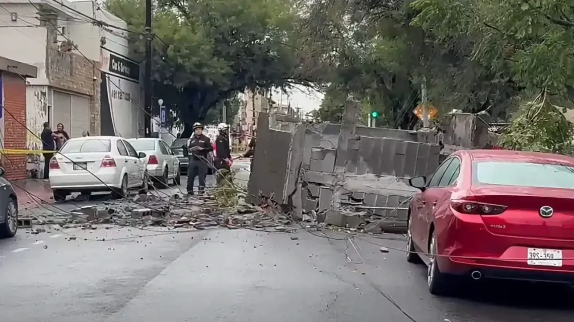 Vivienda colapsada sobre la calle Doctor Coss en el Centro de Monterrey
