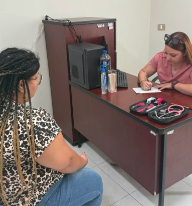 Atención a una paciente en un consultorio municipal de Ciénega de Flores