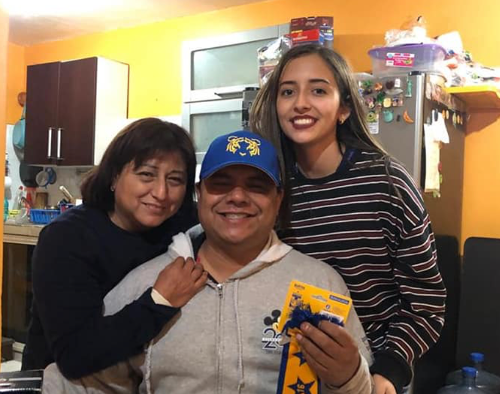Debanhi Escobar con sus padres