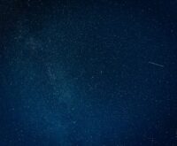 Estrella fugaz cruzando un cielo nocturno estrellado, imagen ilustrativa