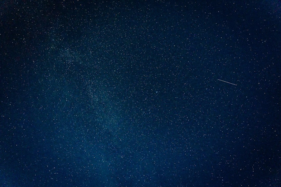 Estrella fugaz cruzando un cielo nocturno estrellado, imagen ilustrativa