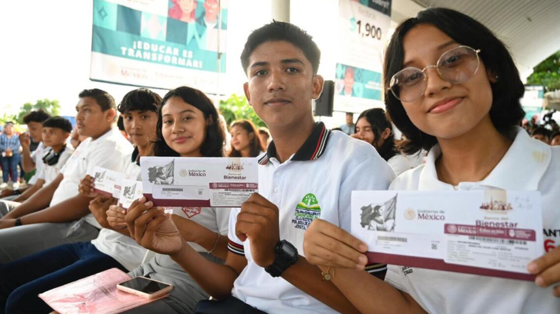 Estudiantes de secundaria muestran sus tarjetas de la Beca Rita Cetina