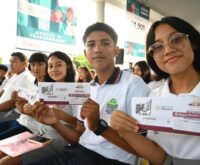 Estudiantes de secundaria muestran sus tarjetas de la Beca Rita Cetina