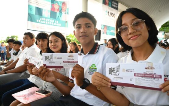 Estudiantes de secundaria muestran sus tarjetas de la Beca Rita Cetina