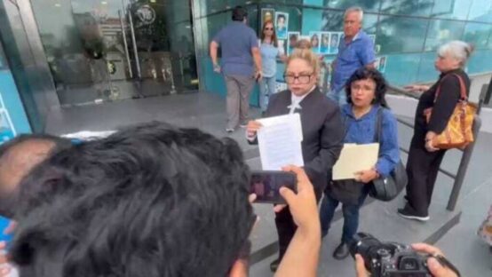 Familiares de víctimas del Casino Royale acuden a la Fiscalía de Nuevo León para pedir información y medidas de protección.