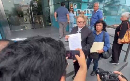 Familiares de víctimas del Casino Royale acuden a la Fiscalía de Nuevo León para pedir información y medidas de protección.