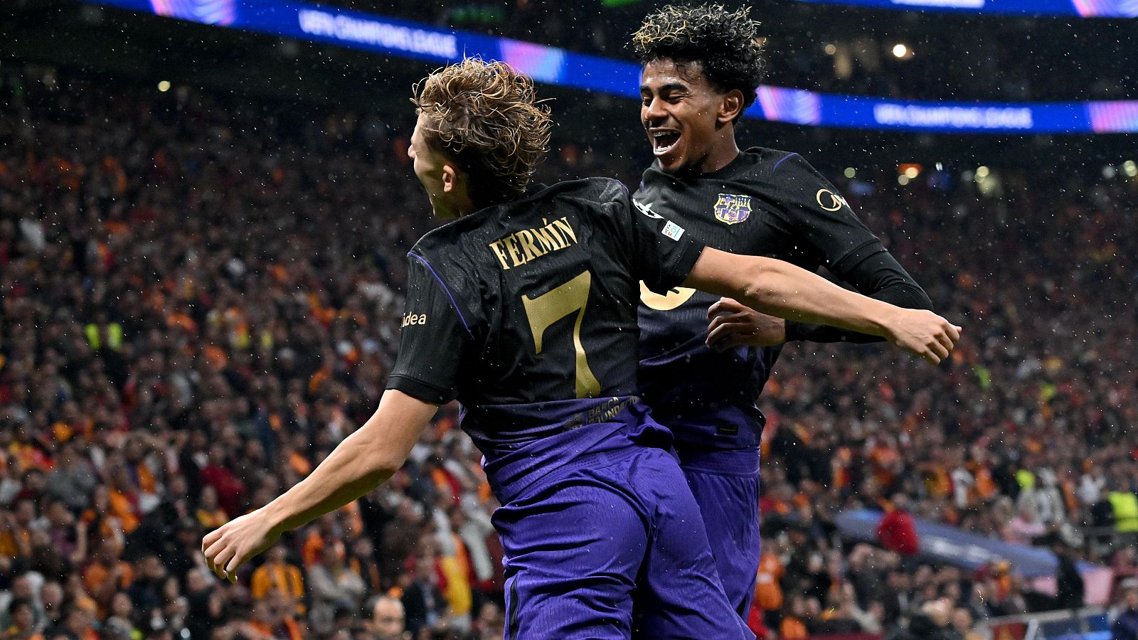 Fermín López y Lamine Yamal festejan durante el Galatasaray Barcelona