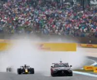 Monoplazas de Fórmula 1 durante el procedimiento de salida bajo lluvia en Sepang