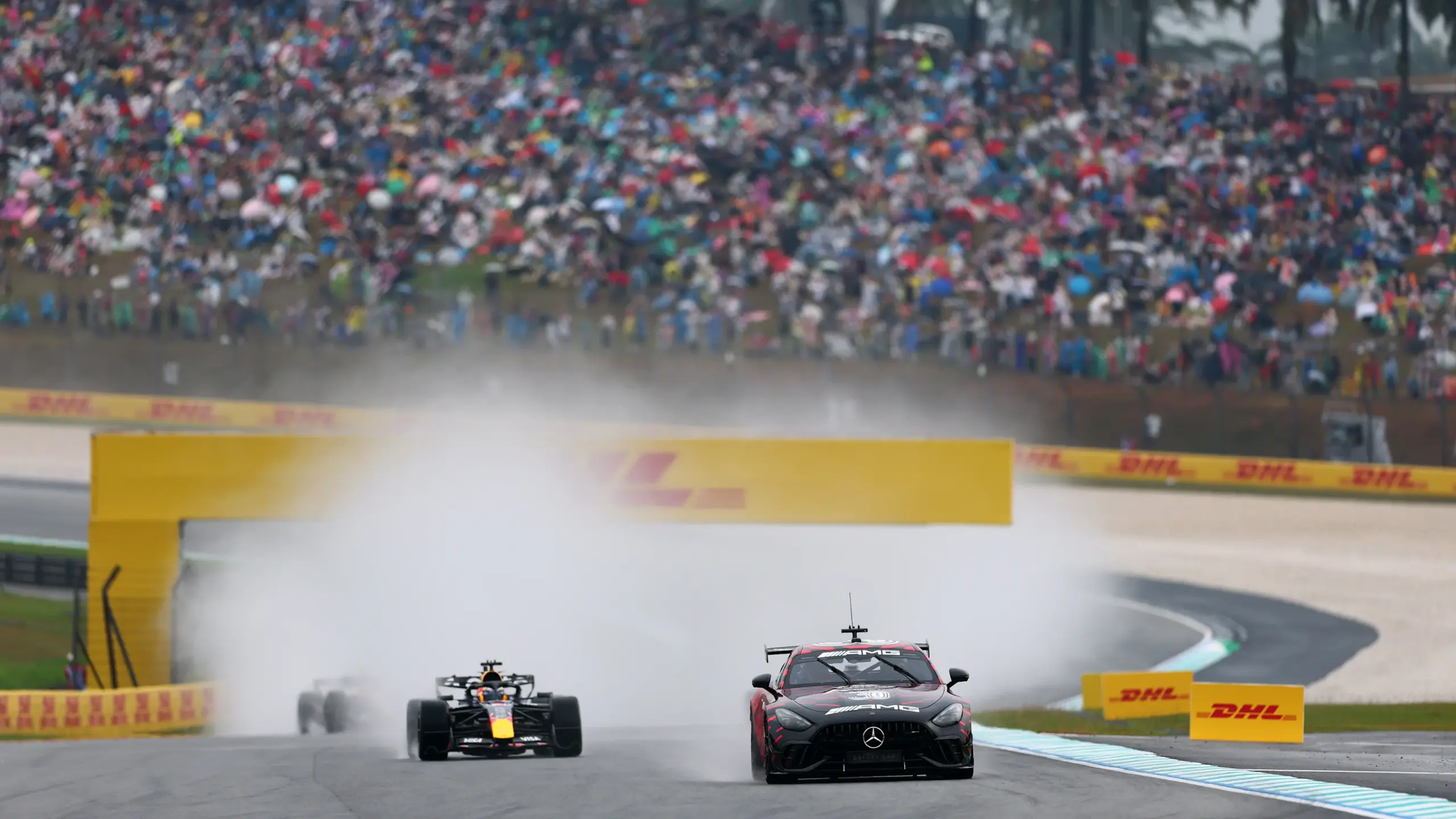 Monoplazas de Fórmula 1 durante el procedimiento de salida bajo lluvia en Sepang