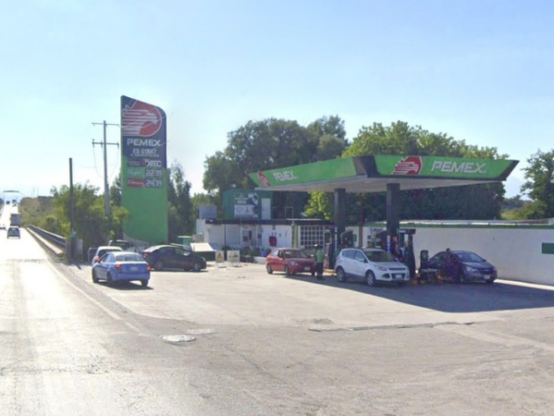 Gasolinera PEMEX ubicada en la entrada de Ciénega de Flores.