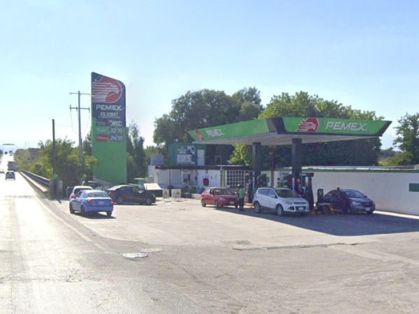 Gasolinera PEMEX ubicada en la entrada de Ciénega de Flores.