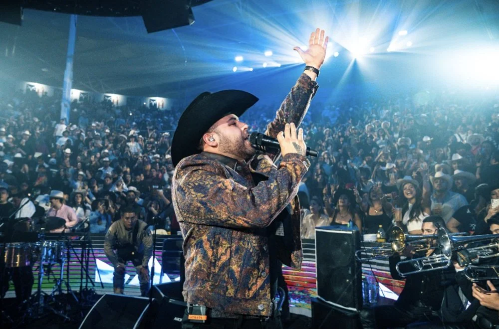 Gerardo Ortiz durante una presentación de 2025 en Sonora