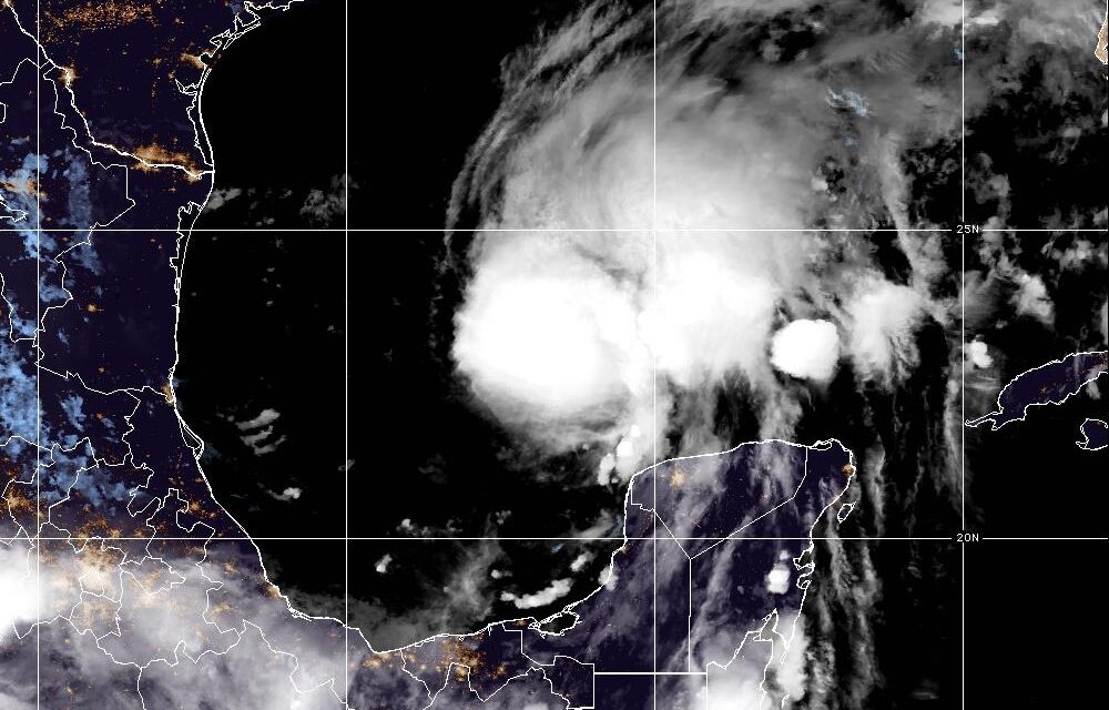 Imagen satelital del huracán Isaías sobre el Golfo de México la noche del 7 de octubre de 2026
