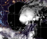 Imagen satelital del huracán Isaías sobre el Golfo de México la noche del 7 de octubre de 2026