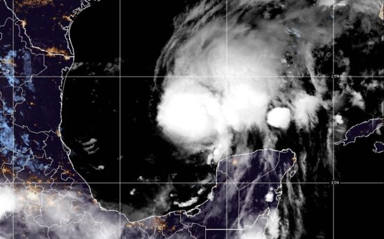Imagen satelital del huracán Isaías sobre el Golfo de México la noche del 7 de octubre de 2026