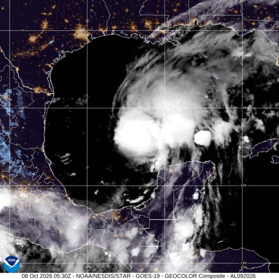 Imagen satelital del huracán Isaías sobre el Golfo de México la noche del 7 de octubre de 2026