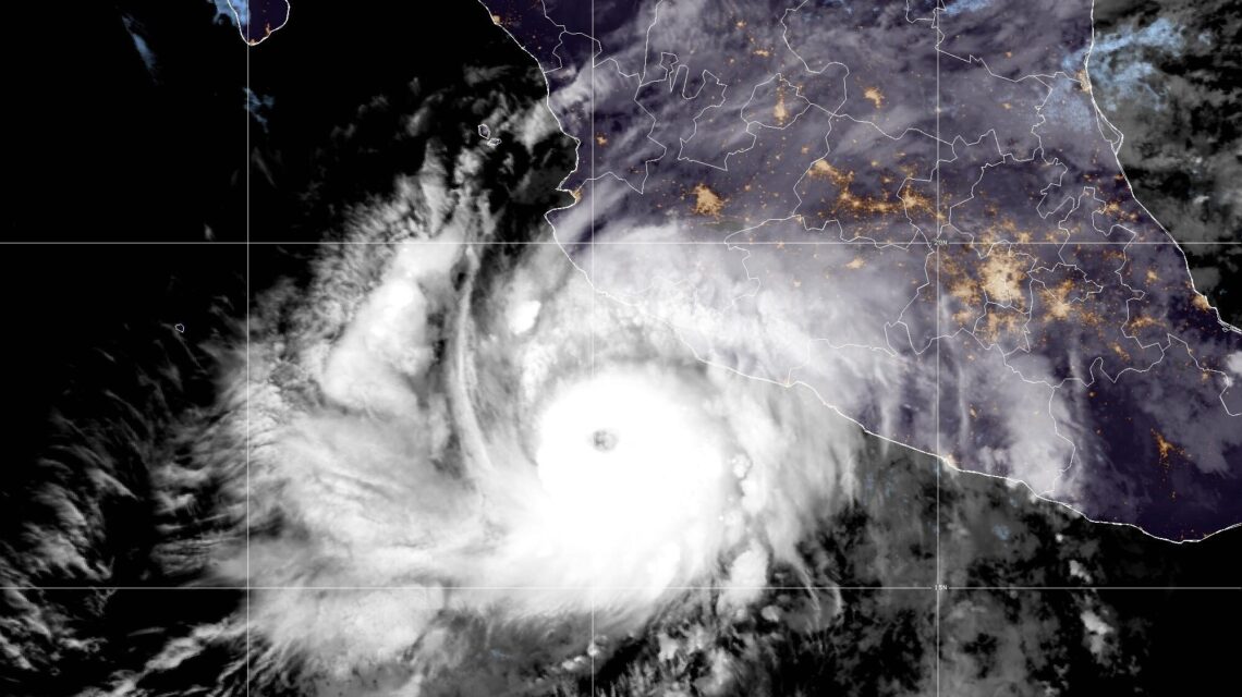 El huracán Simon de categoría 4, visto desde satélite GOES-19 de NOAA frente a las costas de México el 10 de octubre de 2026.