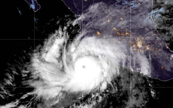 El huracán Simon de categoría 4, visto desde satélite GOES-19 de NOAA frente a las costas de México el 10 de octubre de 2026.