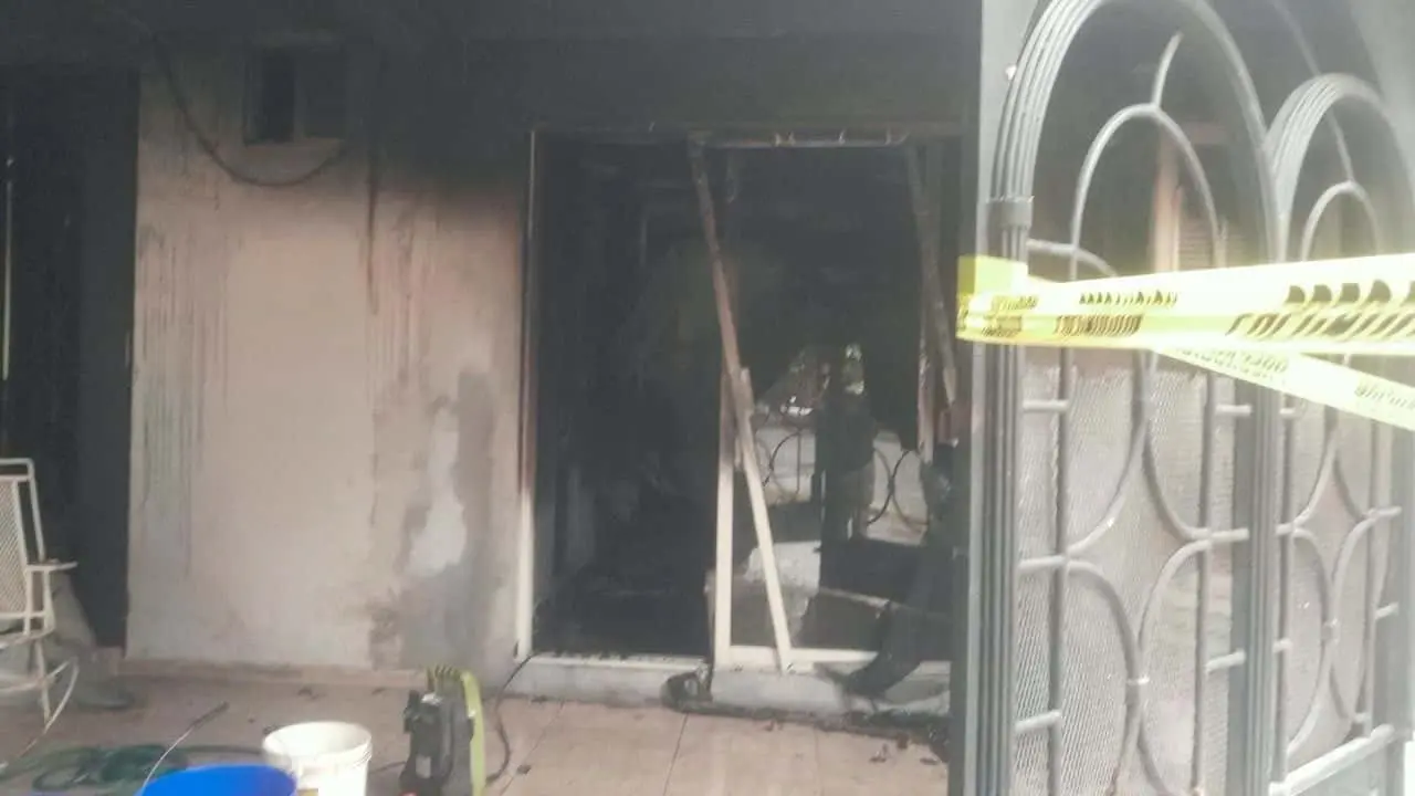 Vivienda afectada por incendio en Balcones de Santa Rosa en Apodaca