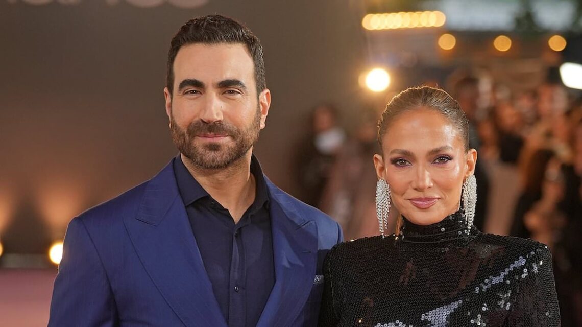 Jennifer Lopez y Brett Goldstein en fotografía de su colaboración como actores de Office Romance