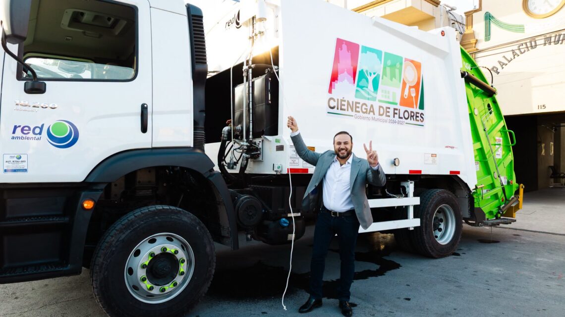 El alcalde Miguel Quiroga en la presentación de los nuevos camiones de Red Ambiental.