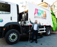 El alcalde Miguel Quiroga en la presentación de los nuevos camiones de Red Ambiental.