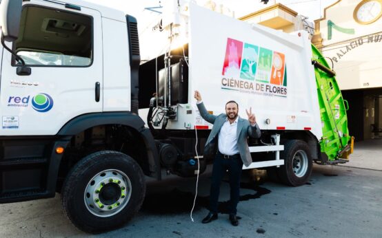 El alcalde Miguel Quiroga en la presentación de los nuevos camiones de Red Ambiental.
