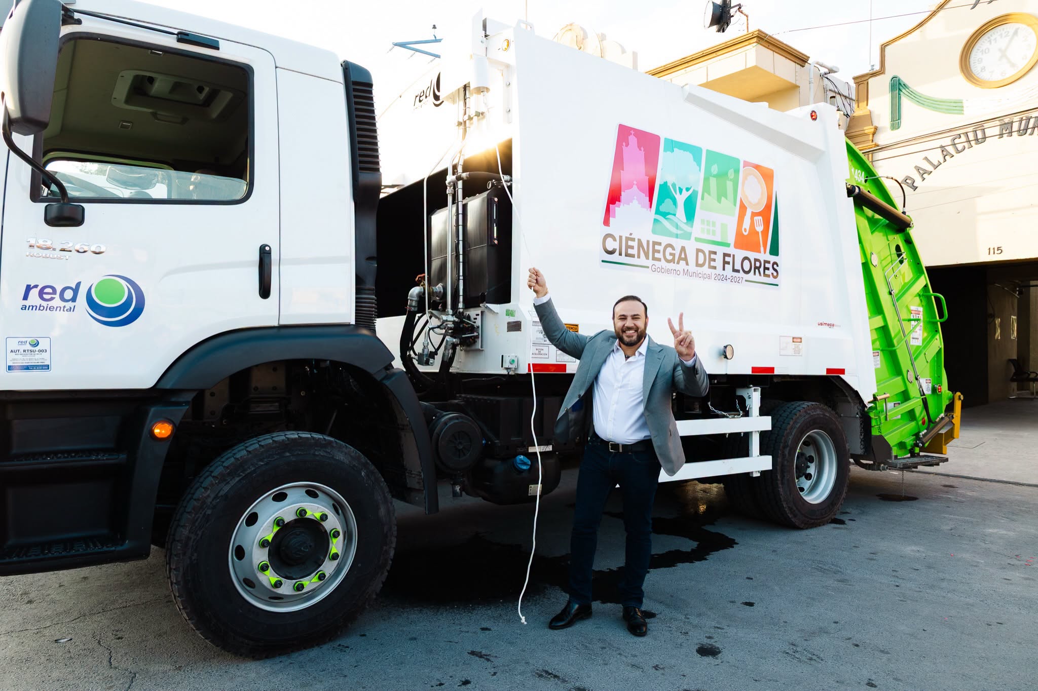 Miguel Quiroga durante la presentación de la nueva flotilla de camiones recolectores en Ciénega de Flores.