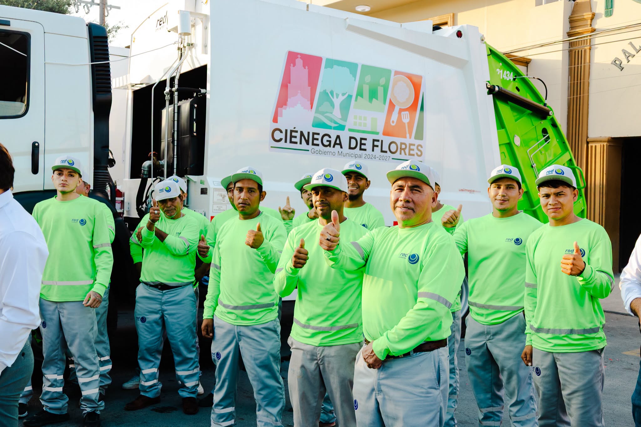 Personal operativo del servicio de recolección durante el banderazo en Ciénega de Flores.