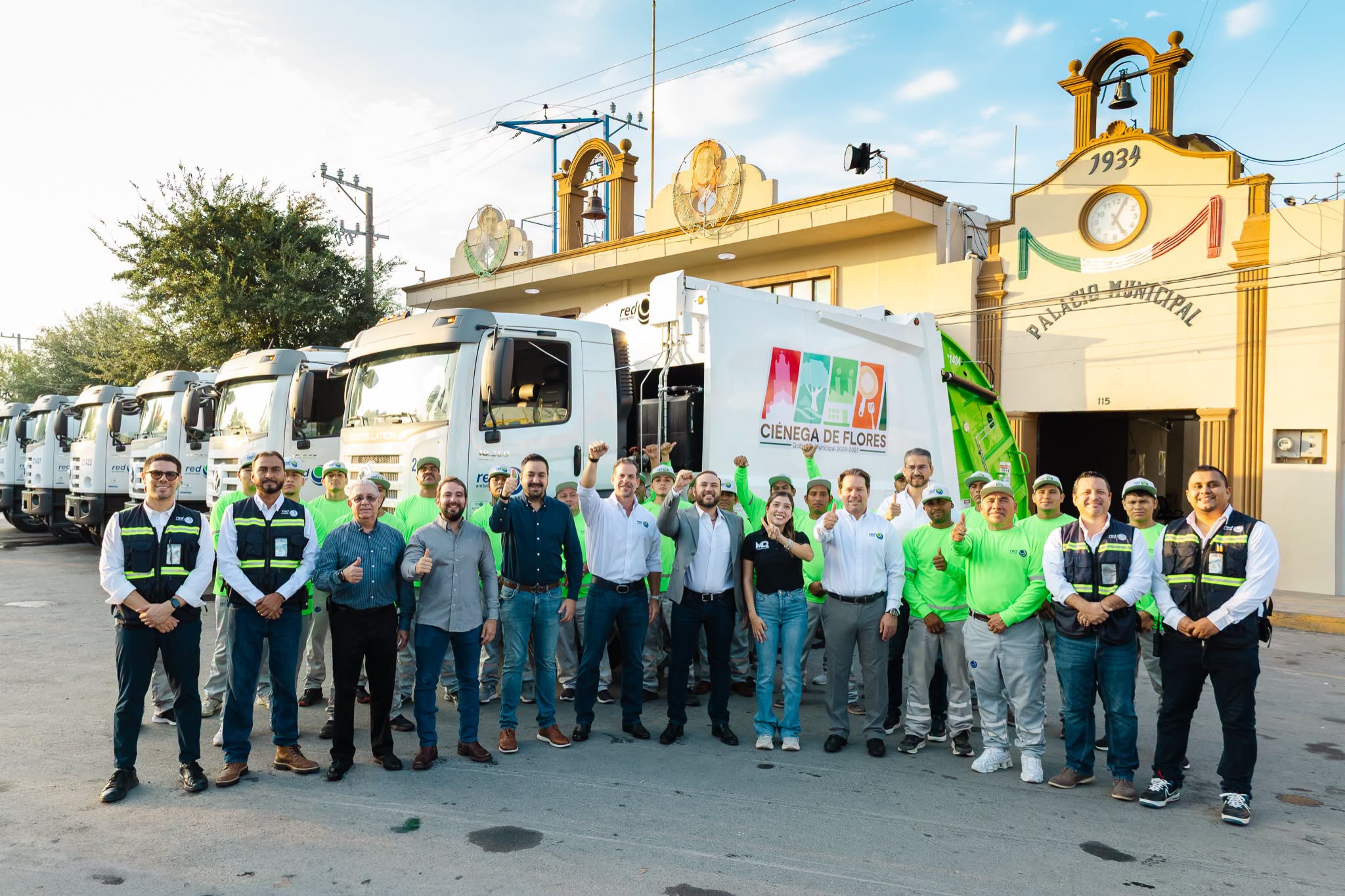 Personal, autoridades municipales e invitados acompañan la presentación de los camiones recolectores en Ciénega de Flores.