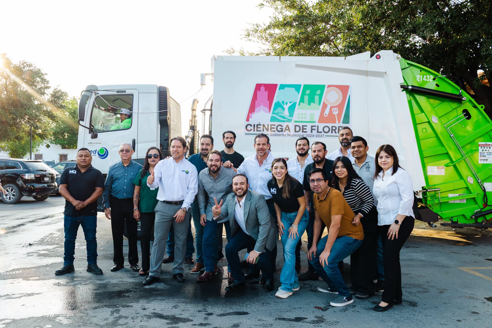 Personal municipal y participantes de la ceremonia frente a uno de los nuevos camiones recolectores.